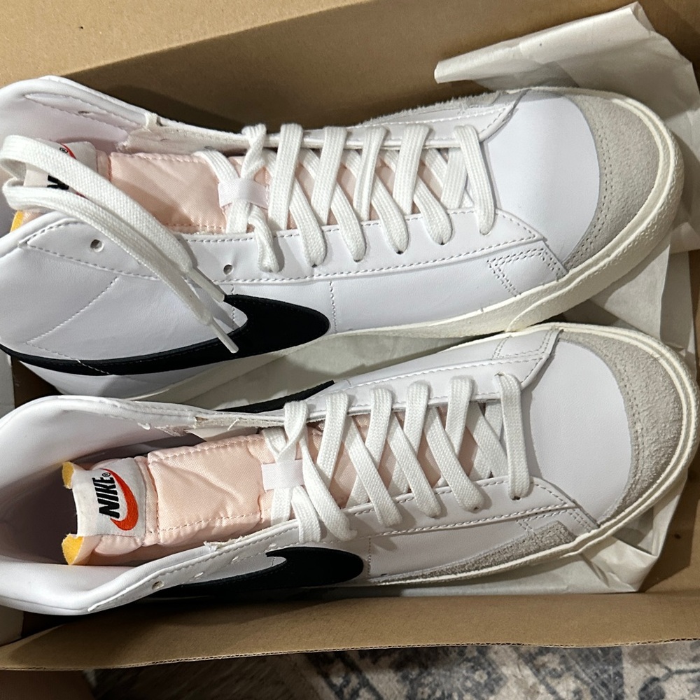 Nike Mens White and Black High-Top Sneakers Vintage